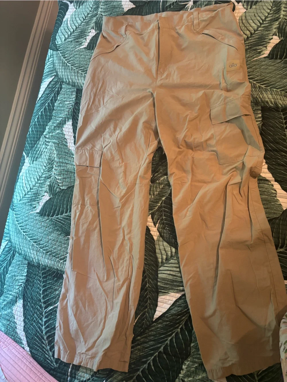Alô yoga women’s beige cargo pants
